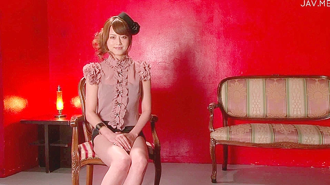 Sexy Japanese starts posing naughty during hot session