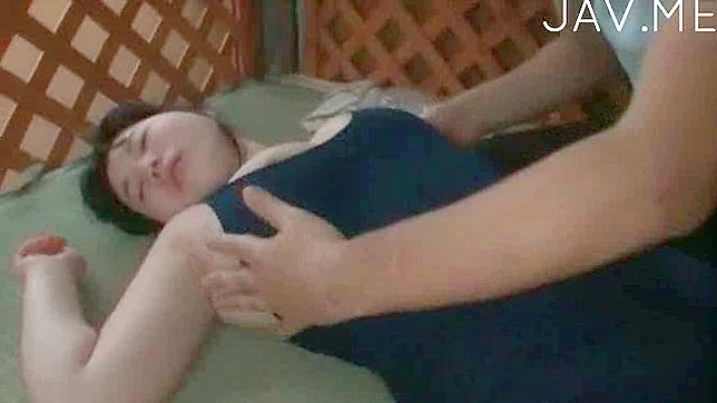 Chica Japonesa en Traje de Baño Recibe Un Fierro En El Coño