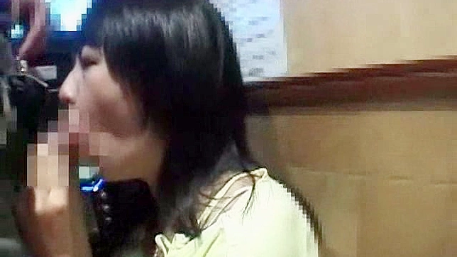 Seductoras japonesas chupando vergas grandes y duras