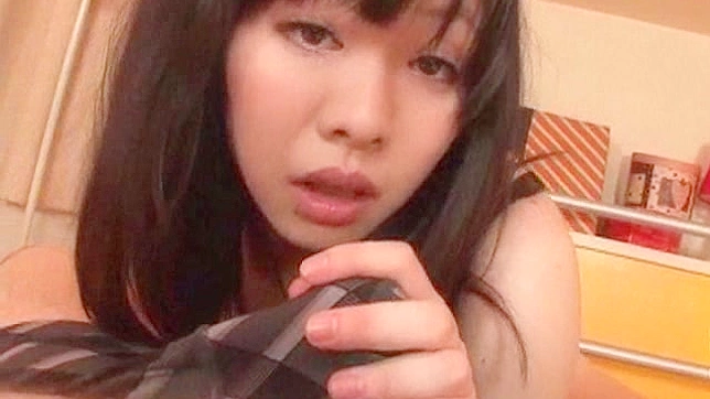 Cachonda Japonesa Aspirando Cazzo en POV con Ganas de Tragar
