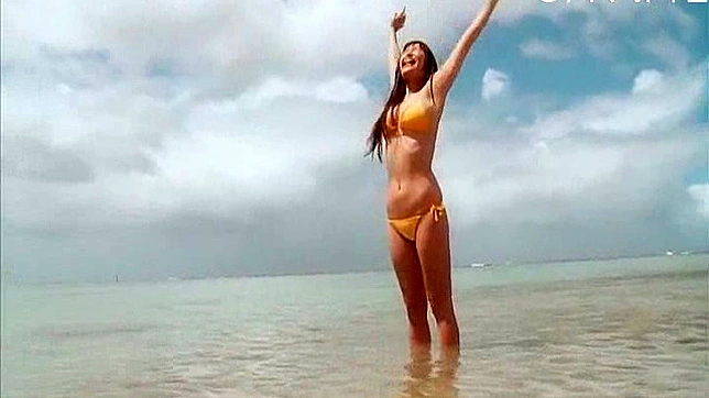 Muñeca joven con tetas increíbles posando guarra ante la cámara