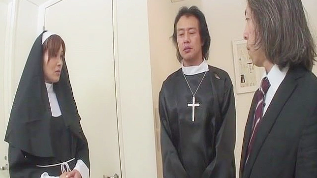 Monja Hitomi Kanou Comparte Su Culo Caliente Con Dos Curas Morbosos