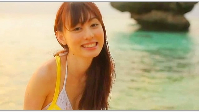 Chica Japonesa Solitaria y Alegre Exhibe su Culo Afuera