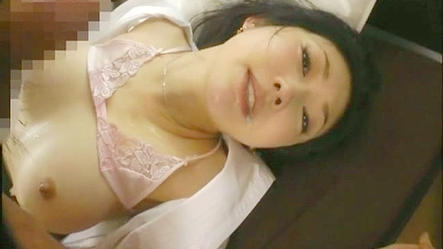 Chica de Cabello Negro Y Caliente Mamando Un Grosso Palo