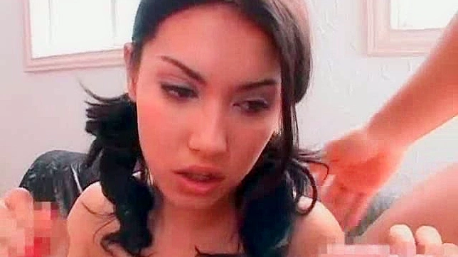 Bella en bikini chupando tres pollas y follando en orgía caliente