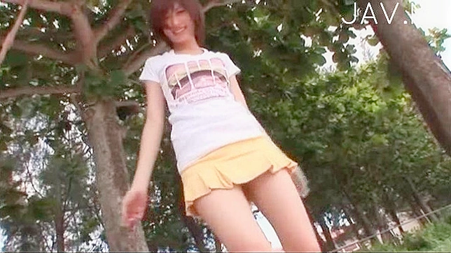 Chica Atractiva En Vestido Revelador Muestra Su Pequeño Culo