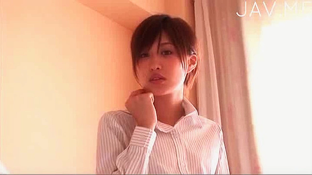 Sexy secretayr shows off her stunning body with huge hips