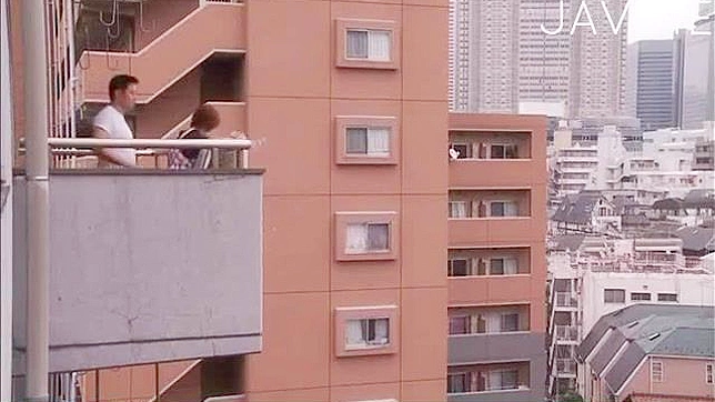 Chica Caliente Seca La Polla y Luego Monta Su Cara en el Sofá