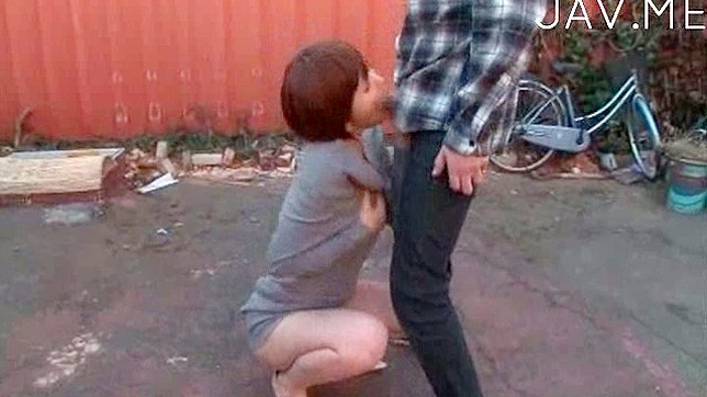 Cute babe sucks a hard cock and later deepthroats it
