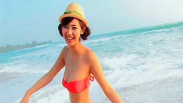 Gorra presume sus jugosos a s en bikini diminuto junto al mar