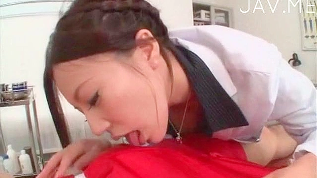 Enfermera Sexy Atiende Paciente Mientras Su Coño Es Servido
