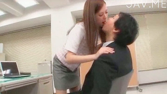 Chica Japonesa Enloquece al Macho con una Mamada Mojada