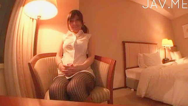 Aiateur beauty kneels and takes big cock between her lips