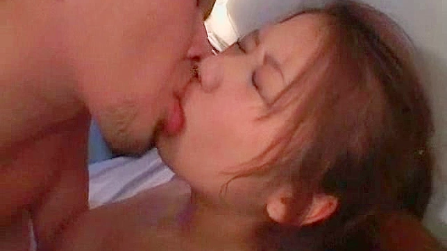 Belleza atrevida japonesa da una profunda mamada caliente