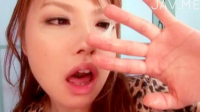 Bruneta Japonesa Encanta Con Su Mamada Húmeda y Salvaje