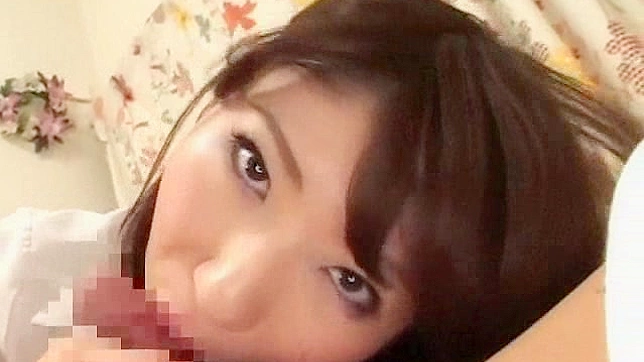 Dulce japonesita babeando una dura polla con hambre