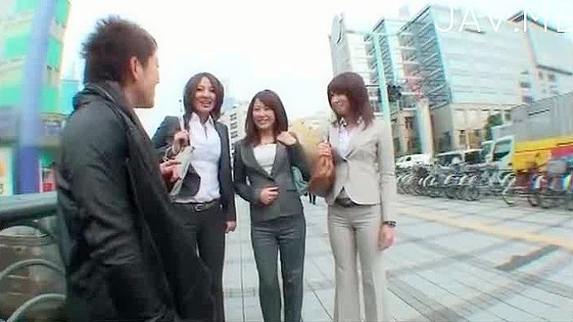 Tres Japonesitas Unidas para Dominar el Pene del Macho Estrella