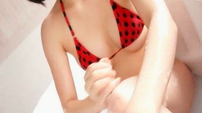 Creamy solo show along cutie who poses in the warm shower