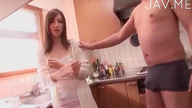 amateur se arrodilla y chupa un pene enorme