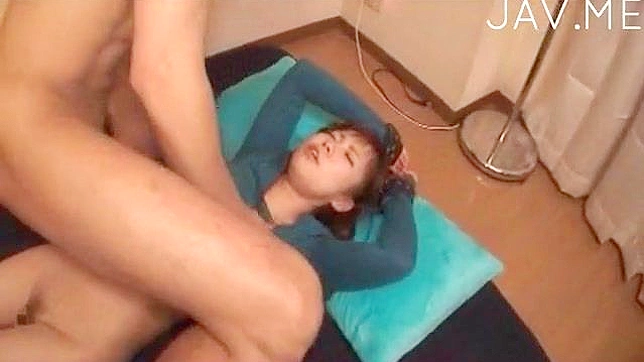 Chica con tetazos se corre tras follar duro su coñito