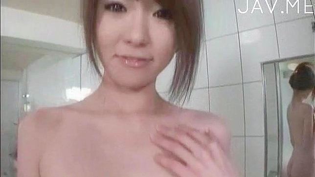 Asiática Desnuda Chupando Pene y follando en el baño