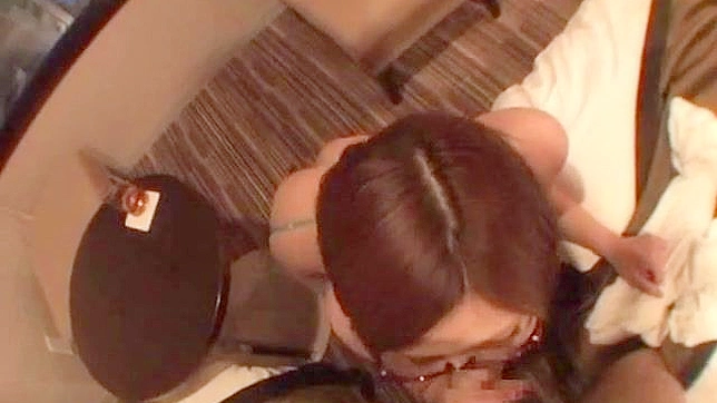 Morena con gafas se traga un pene peludo y fuerte