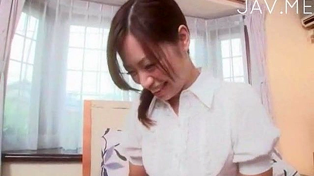 Hombre le quitó bragas y lamió su conchita húmeda