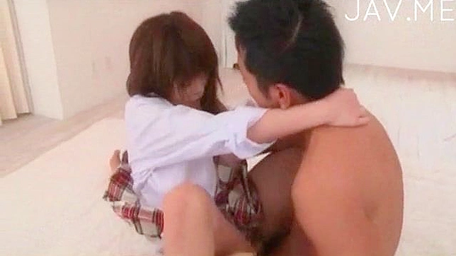 Masturba Coño Peludo de Escolar con Grandes Tetas