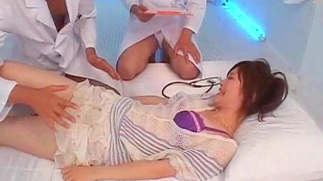 Dos médicos lamen el coño de una paciente guapa