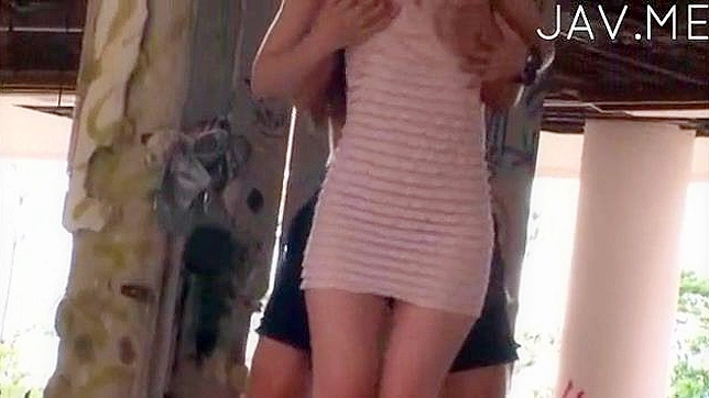Desnuda A Chica Asia y La Folla En La Calle