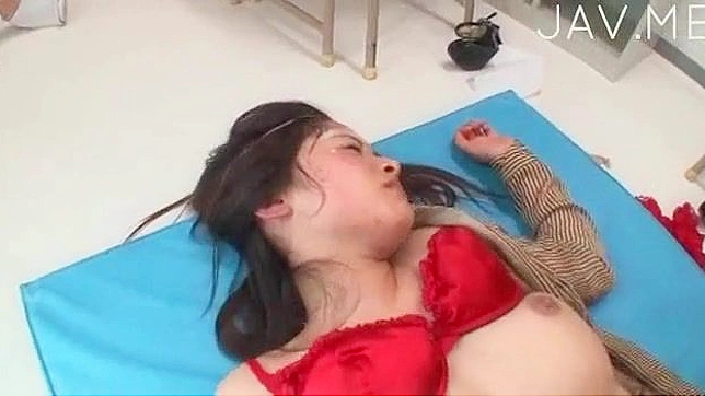 Viola A Una Tía Con Grandes Tetazos y Corro En Sus Labios