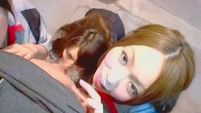 Estas adorables japonesitas chupan y se tragan la polla una por una