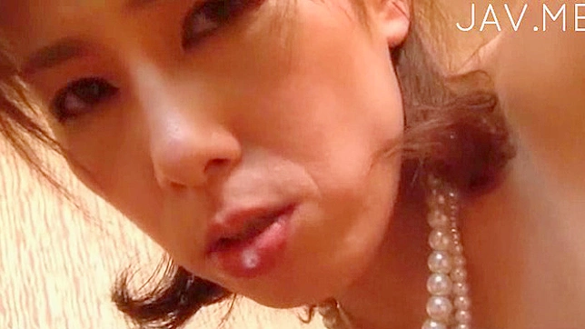 Chica Japonesa Guapa Chupa y Recibe Tetafucking Antes de Un Polvo Caliente