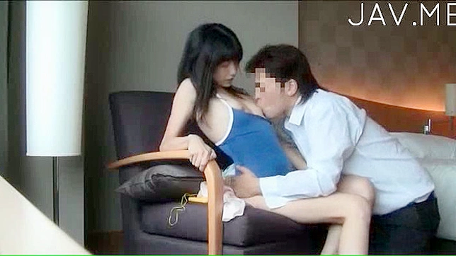 Chica de Cabello Oscuro y Caliente Adora Excitarse Antes del Dulce Sexo