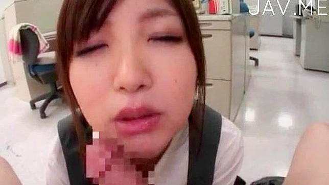 Joven estudiante disfruta del rico pene en su garganta con oral profundo