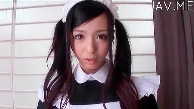 Jugando con el coñito caliente de linda japonesita