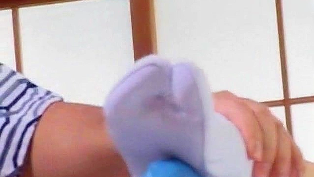 Mujer tetona con tacones altos se pone cachonda en la cocina