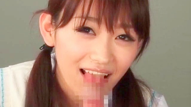 chupando polla hace magia con sus cálidos labios asiáticos