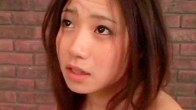 El sexo hardcore hace gritar de placer a la jovencita