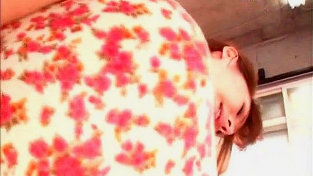 Bebé encantadora se abre para que una gran polla entre en su coño peludo