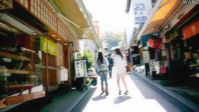 Japonesita Coqueta Disfruta Un Sesion de Sexo en Tres