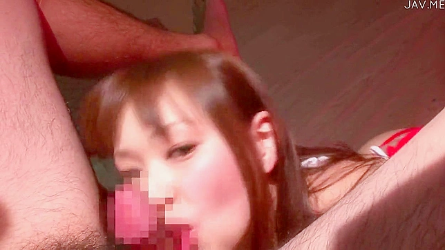 Pelirroja y Japonesita Sexy Mamando Un Gran Pene