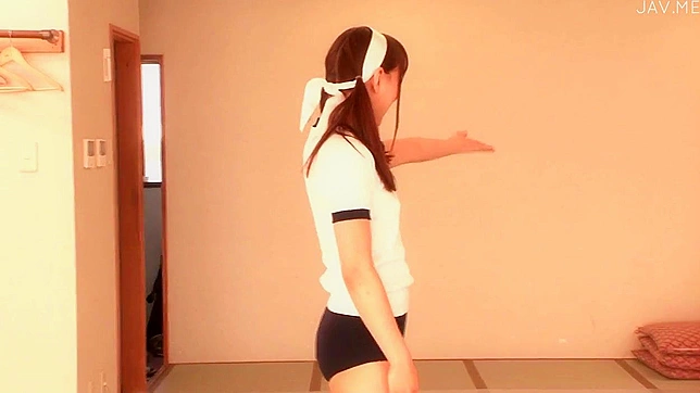 Japonesita traviesa chupando grandes vergas una por una