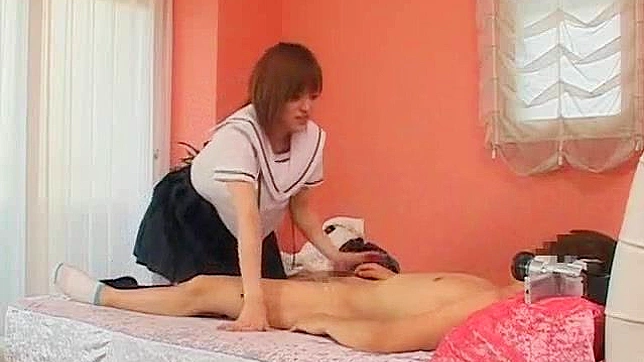 Chica asiática coqueta deleita a tío cachondo con una pajilla salvaje