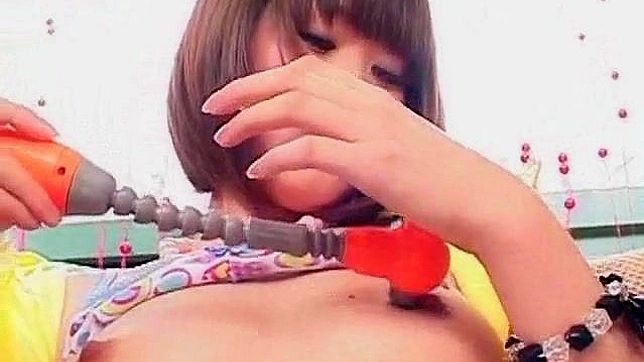 Inserción de juguete para peluda en caliente follón