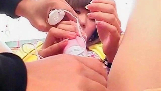 Inserción de juguete para peluda en caliente follón
