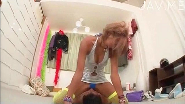 Chica Hermosa Tease En Tanga y Posando Sucia en Camara