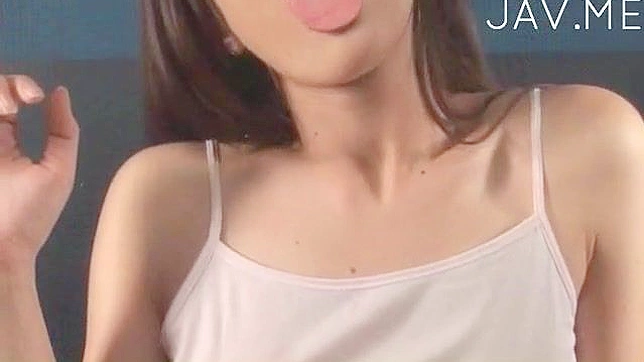 Beso sensual y erótico con una asiática cautivadora