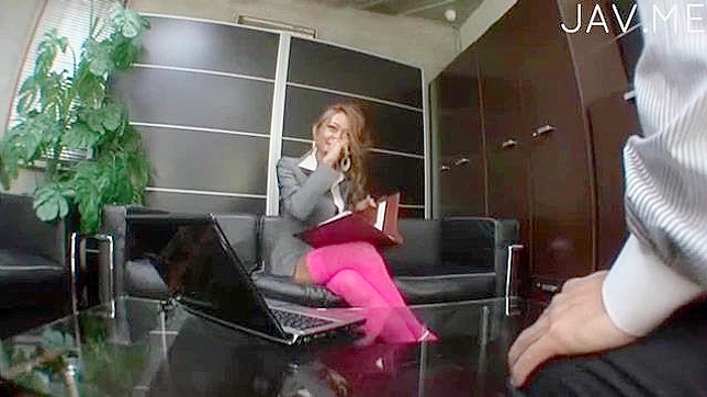 Bella Japonesa Bronceada Atrae al Macho con Su Cálido Sexo Oral