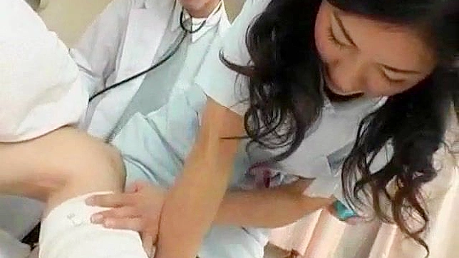 Enfermera Japonesa Tímida Ofrece Curación Sexual Con Sus Tetazos Calientes
